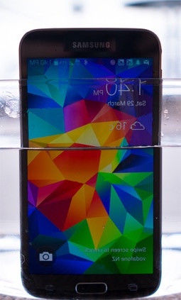 Samsung Galaxy S5 погруженный в воду
