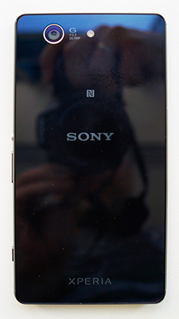 Sony Xperia Z3 Compact вид с зади